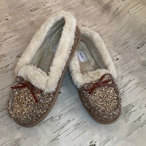 GLITTER MOCCASINS. Size 6.
